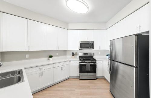 Sparks Apartment | Designer Apt with Jacuzzi, Sky Lounge, Gym Access