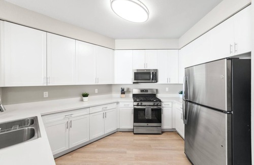 Sparks Apartment | Designer Apt. with Jacuzzi, Sky Lounge, Gym Access