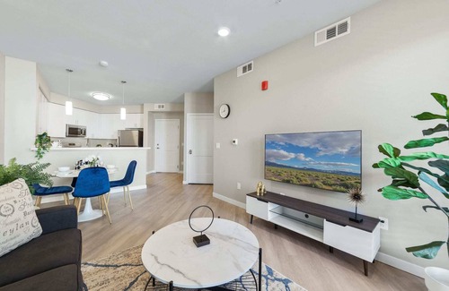 Sparks Apartment | Designer Apt. with Jacuzzi, Sky Lounge, Gym Access