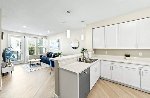 Sparks Apartment | Designer Apt. with Jacuzzi, Sky Lounge, Gym Access