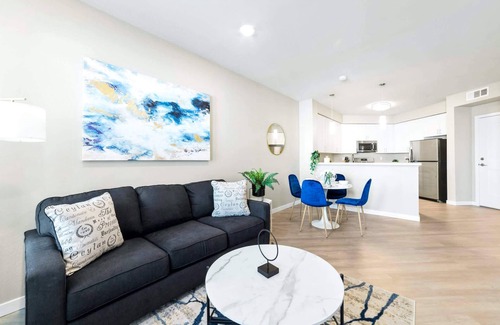Sparks Apartment | Designer Apt. with Jacuzzi, Sky Lounge, Gym Access