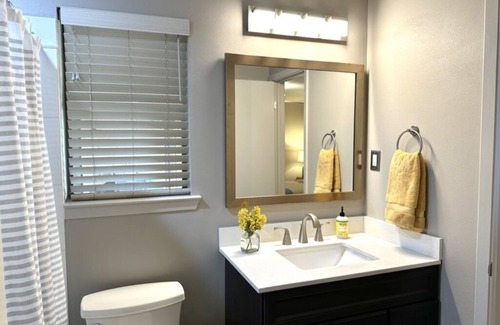 Anderson Mill House | Designer bedroom & bath in creatively renovated 70s ranch. Pkg, grill, patios.