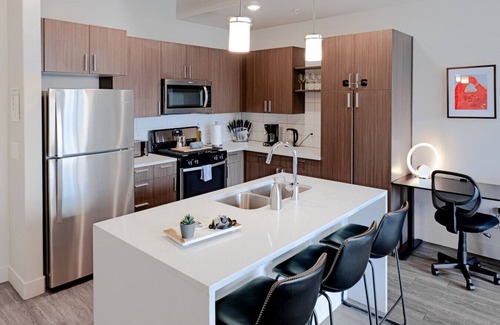 Rio Grande Apartment | Designer- by Convention CenterPool, HTub, 24/7 Gym