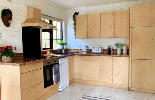 Ballina Cabin | Designer Cabin with Private River Walk & Fire Pit