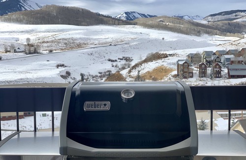 Crested Butte Condo | Designer Condo #2: Epic Views, Hot Tub, 75" & 55" TVs, Sonos, Free Town/Ski Bus
