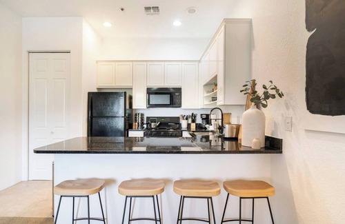 Village Condo | Designer desert condo. Sleeps 4. 4 pools and spas in the complex. Dogs welcome!