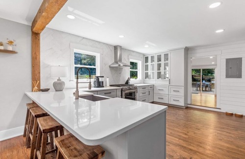 Northwest Raleigh House | Designer Home With Pool Sleeps 12!