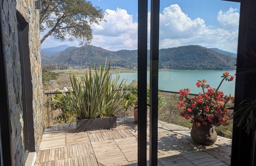 El Santuario House | Designer House with Spectacular Lake Views, Jacuzzi and Lush Gardens