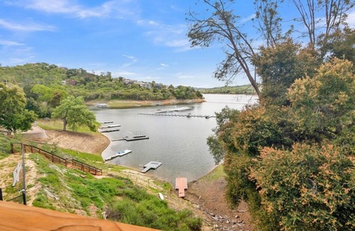 Oak Shores House | Designer Lakehouse-Waterfront, Private Dock, Steps to Marina and Pool