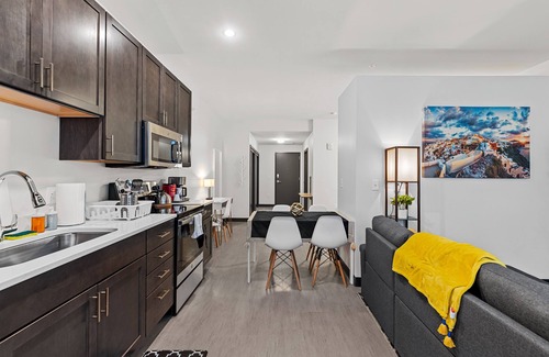 Westown Apartment | Designer Luxe 1BR in Historic West Town/Fast WI-FI
