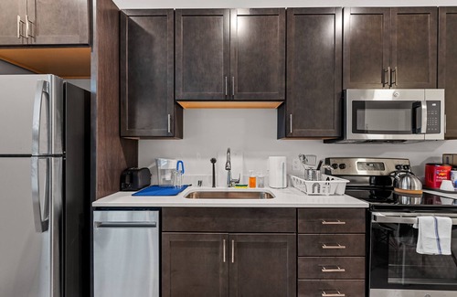 Westown Apartment | Designer Luxe 1BR in Historic West Town/Fast WI-FI