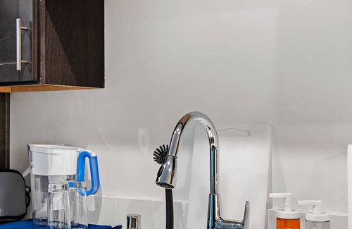 Westown Apartment | Designer Luxe 1BR in Historic West Town/Fast WI-FI