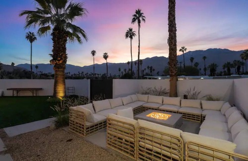 Palm Springs House | Designer Mid-Century Modern, mins from Downtown.