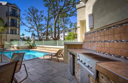 Beverly Grove Apartment | Designer Penthouse 2 Bedroom with Balcony Beverly Hills Adjacent