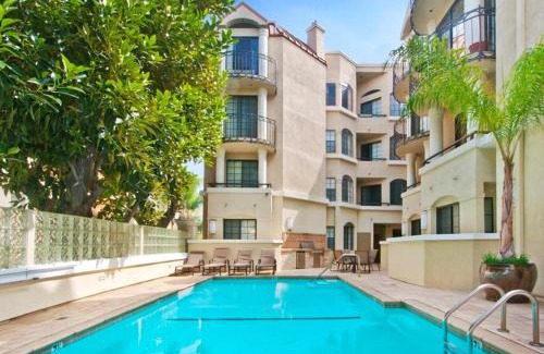 Beverly Grove Apartment | Designer Penthouse 2 Bedroom with Balcony Beverly Hills Adjacent