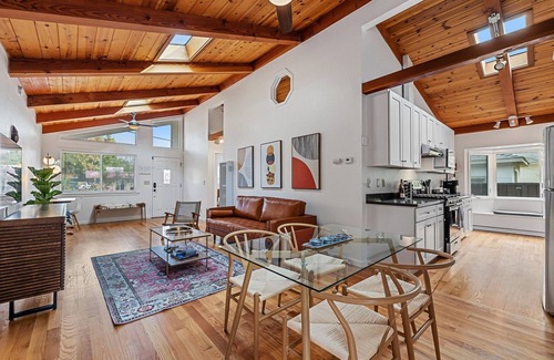 The Willows House | Designer retreat home near Stanford! Luxury, Gym, Peloton, office,Backyard,BBQnn