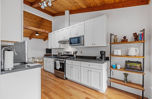 The Willows House | Designer retreat home near Stanford! Luxury, Gym, Peloton, office,Backyard,BBQnn