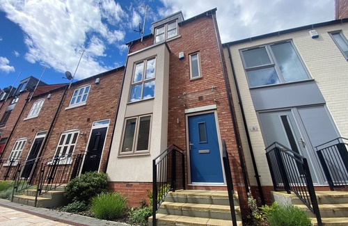 Hull House | Designer Townhouse with Hot Tub, Balcony and Bronze Sculptures
