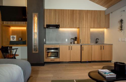 Lakeside Park Hotel | Desolation Hotel