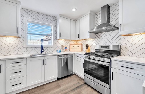Holiday Isle House | Destin Harbor Haven sleeps 8, pet friendly, near beach
