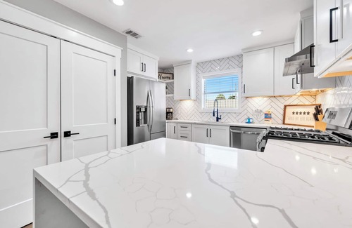 Holiday Isle House | Destin Harbor Haven sleeps 8, pet friendly, near beach