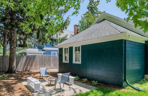 Appleton House | -Destination Downtown - 2 bed, 1 bath