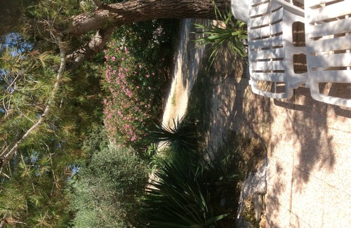 Saint-Mitre-les-Remparts Apartment | Detached studio in property