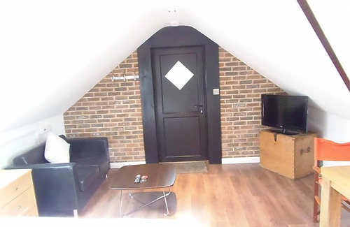 Littlehampton Apartment | Detached 1st Floor Studio Flat