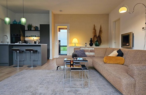 Zeewolde House | Detached 6-person villa with paddleboards, waterfront garden with private swim deck, sunshade, BBQ, and luxurious open kitchen. Located at Villa Resort Harderwold in Zeewolde. Pet-friendly!