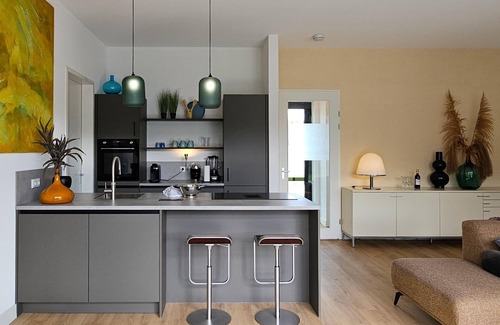 Zeewolde House | Detached 6-person villa with paddleboards, waterfront garden with private swim deck, sunshade, BBQ, and luxurious open kitchen. Located at Villa Resort Harderwold in Zeewolde. Pet-friendly!