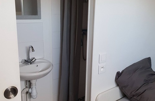 Beaute Baltard Apartment | Detached attic room in secure building near RER A station