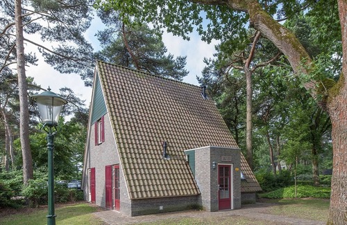 Municipality of Oosterhout Apartment | Detached bungalow with steam shower near the Vrachelse Heide