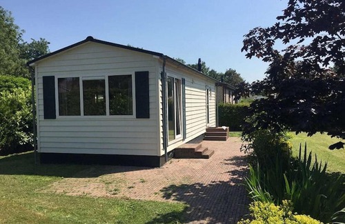 Tzummarum Ski Chalet | Detached chalet with microwave near the Wadden Sea