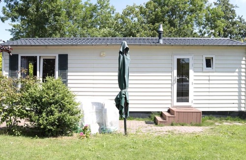 Tzummarum Ski Chalet | Detached chalet with microwave near the Wadden Sea