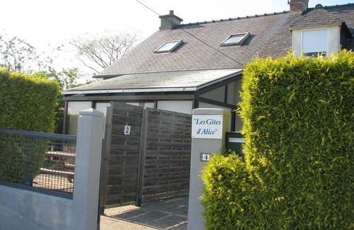 Pleurtuit Cottage | Detached cottage with enclosed green space in a quiet location