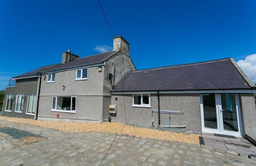 Llanfaethlu Cottage | Detached Cottage with Stunning Sea Views
