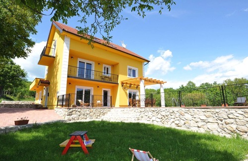 Trilj Villa | DETACHED HOLIDAY HOME WITH SWIMMING POOL FOR UP TO 10 PERSONS