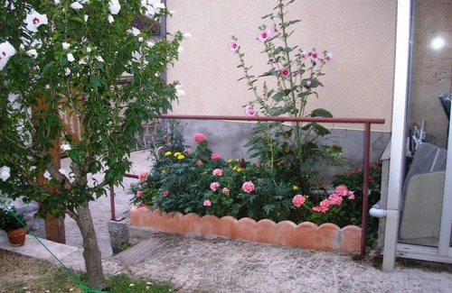 Accolay House | Detached house with garden
