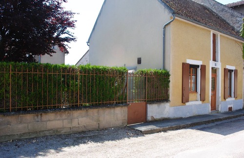 Accolay House | Detached house with garden