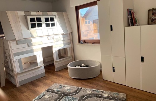 Hakenfelde House | Detached house with garden & great connections