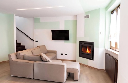 Roncola House | Detached house within walking distance of downtown, newly renovated, with fireplace