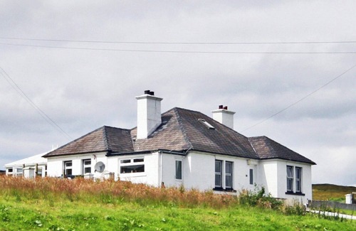 Beinn Orasaigh Cottage | Detached single storey cottage overlooking the beautiful Loch Harport on the west coast of Skye.