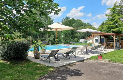 La Ferriere House | Detached T2 in a house with pond and swimming pool, pets welcome.