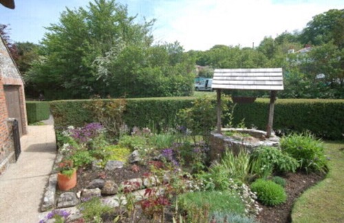 Newport Cottage | Detached Thatched Cottage In The Village Of Carisbrooken4 bedrooms + 3 bathrooms