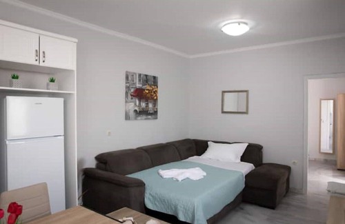 Zipari House | Detatched House - 1km From the Beach