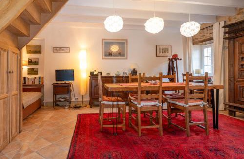 Sarzeau House | Devant le Château de Suscinio