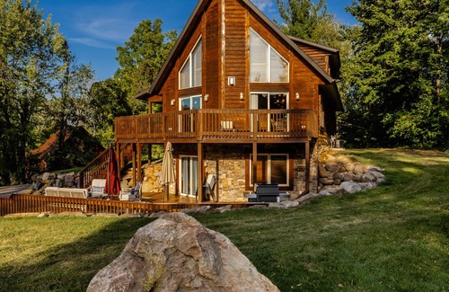 Baraboo Cabin | DEVILS LAKE ESCAPE -NEW OWNERS! SLEEPS 12 -8 BEDS WALK TO THE PARK