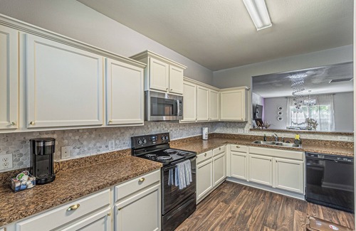 Dallas House | DFW Perfect Home with Garage Parking, Gated Yard,Business Amenities,Arcade game!