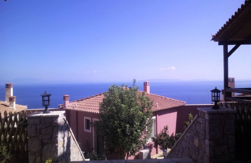 Livadi House | DIO GUESTHOUSES VILLA MALEAS 2 B/R WITH PRIVATE GARDEN AND SWIMMINGPOOL