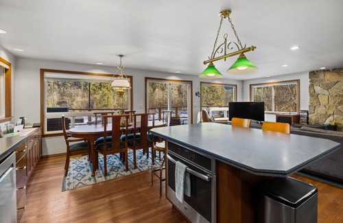 Skykomish Cabin | Diamond on the Sky: Riverfront mountain lodge w/views, fireplace & WiFi